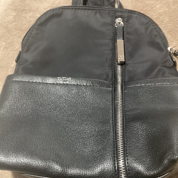 Tutilo New York Sling Pack - Picture 2 of 9